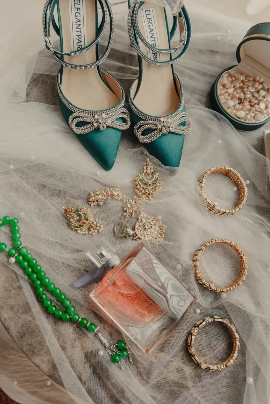 Detalles del vestido y accesorios de una novia antes de la ceremonia