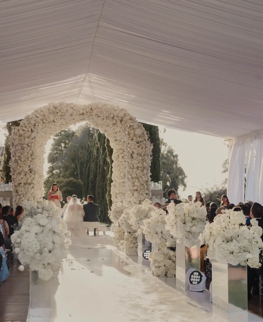 Ceremonia de boda destino rodeada de vegetación y arquitectura