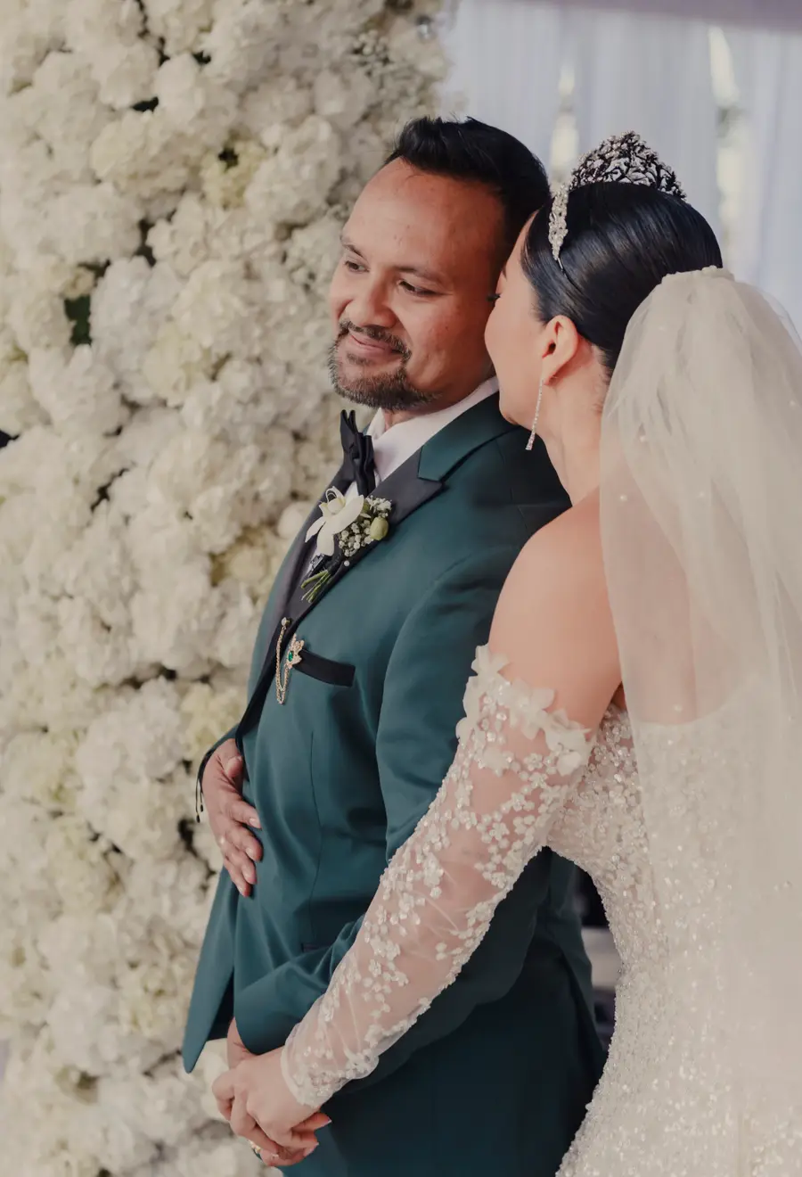 Pareja durante una sesión de boda en un destino tropical