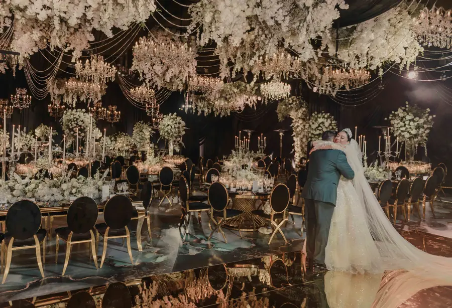 Recepción de boda destino iluminada durante la noche