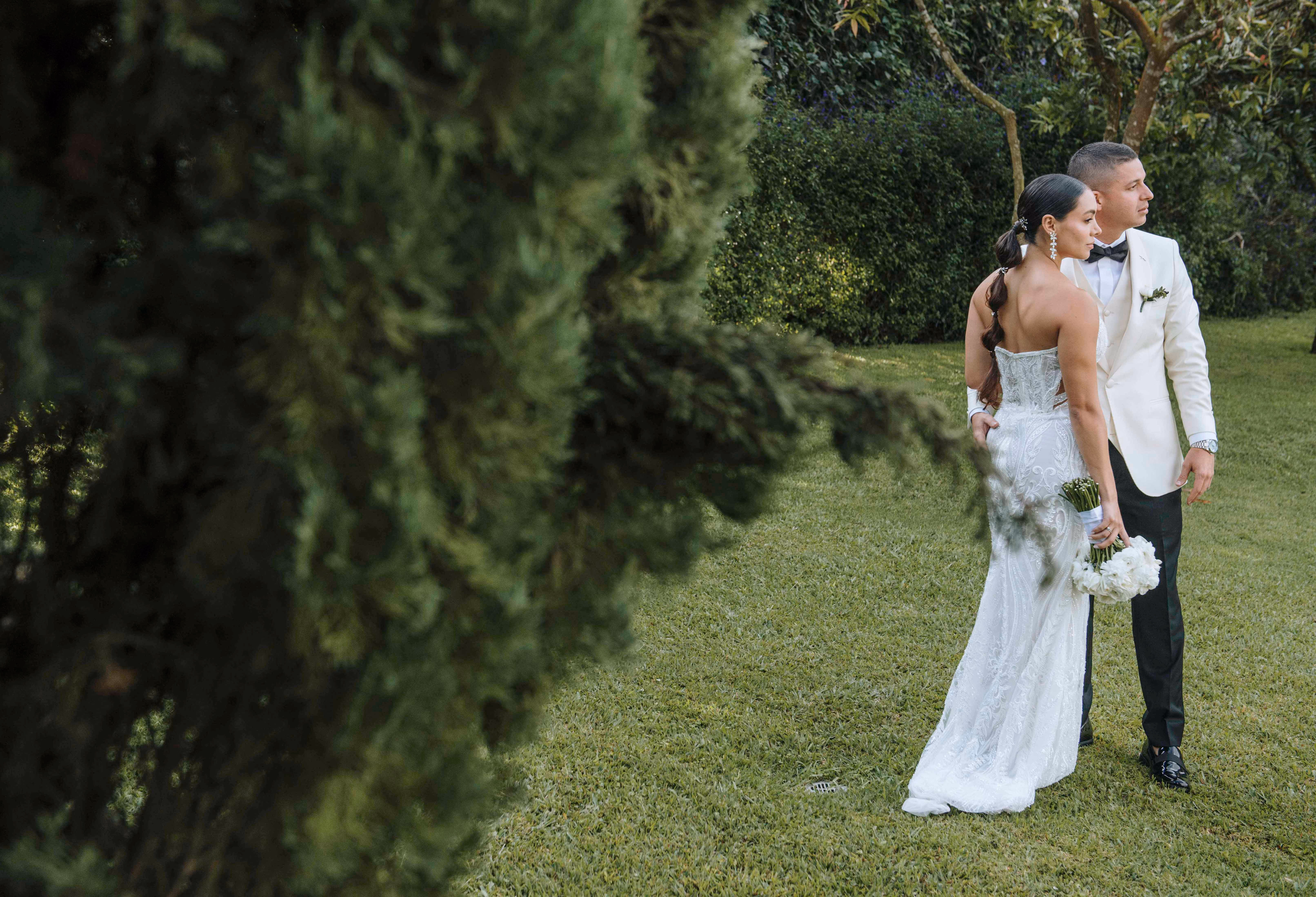 Pareja de recién casados en un retrato editorial