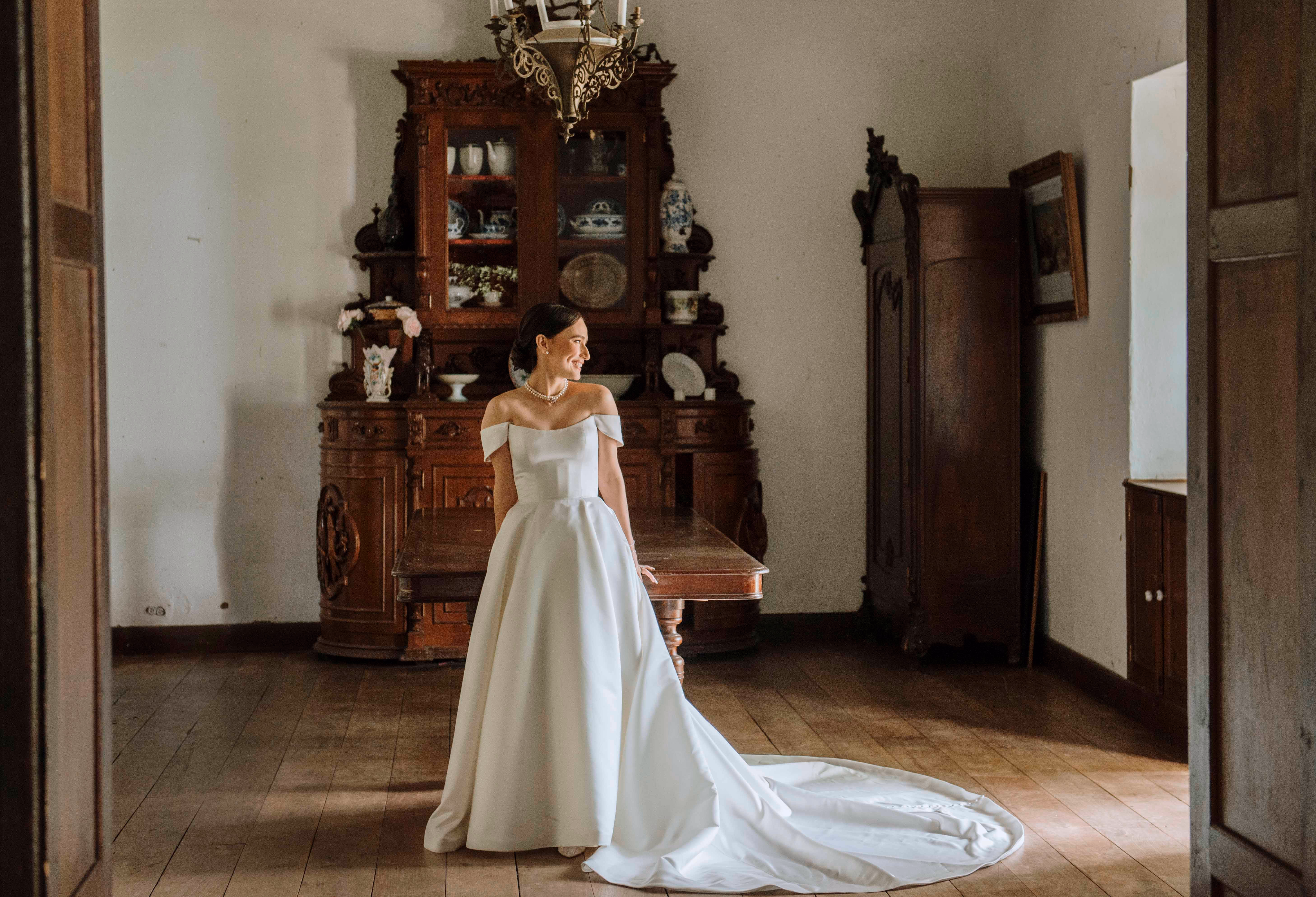 Novia en un interior histórico antes de la ceremonia