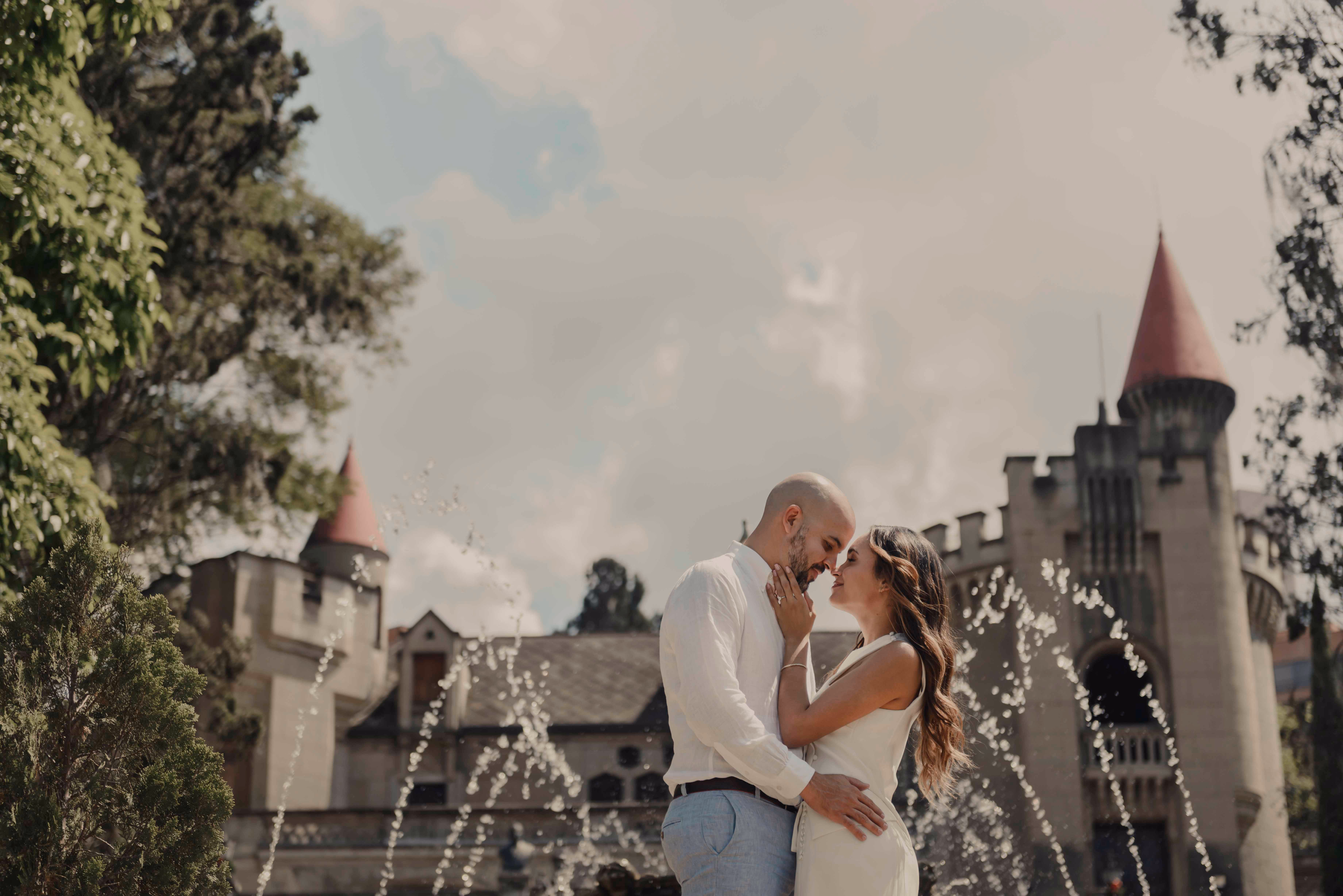 Pareja durante una sesión de preboda en arquitectura clásica