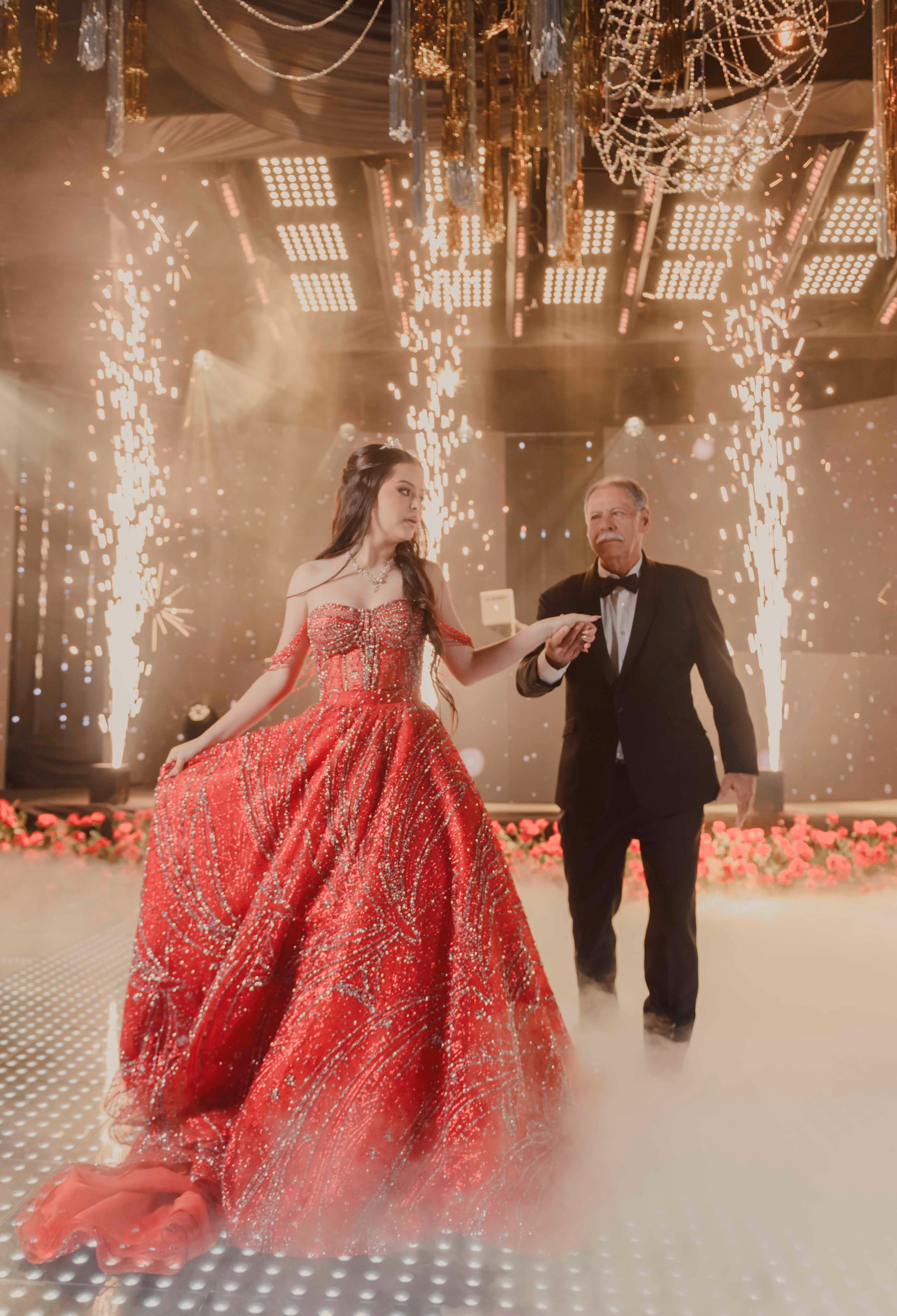 Quinceañera entrando a su celebración acompañada por su padre