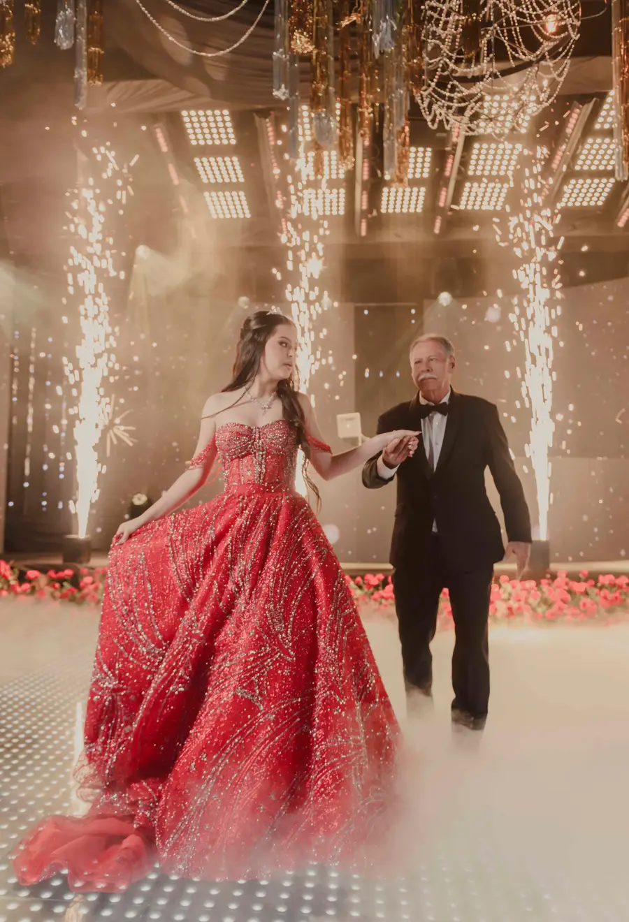 Entrada de una quinceañera a su celebración