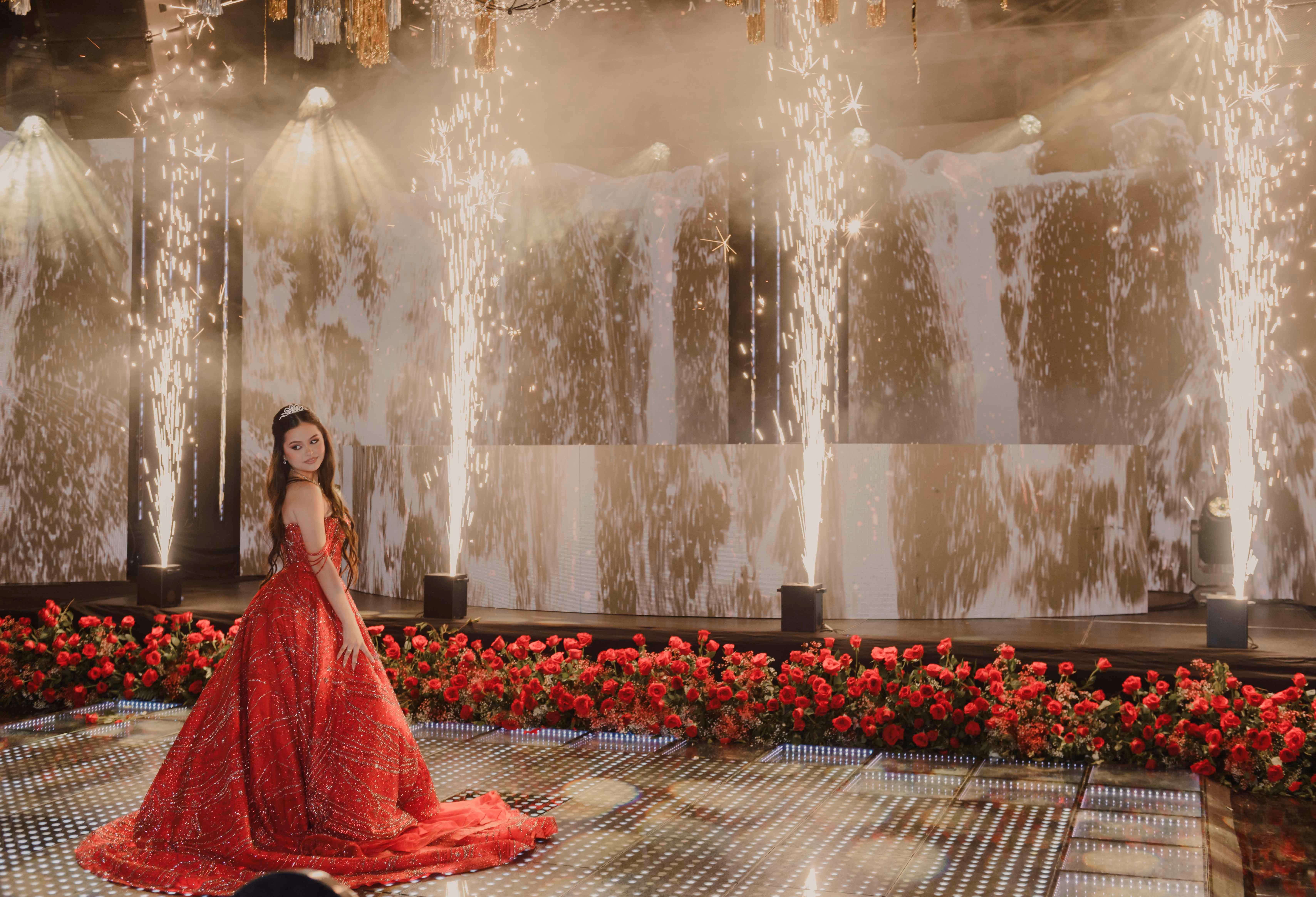 Quinceañera con vestido rojo durante una celebración en Medellín