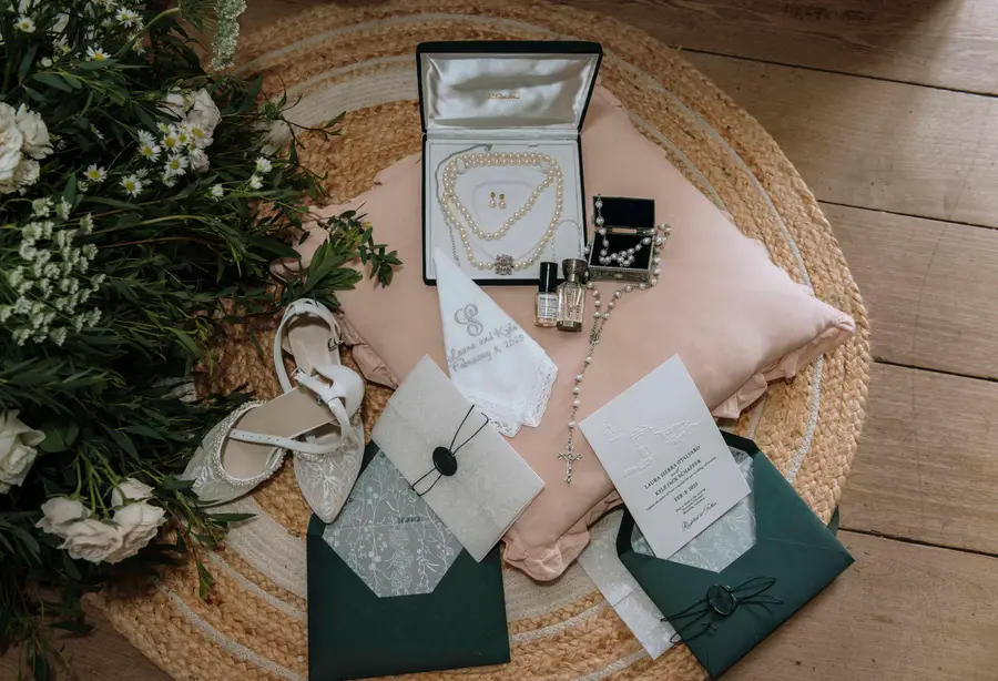 Anillos y detalles personales preparados para una boda