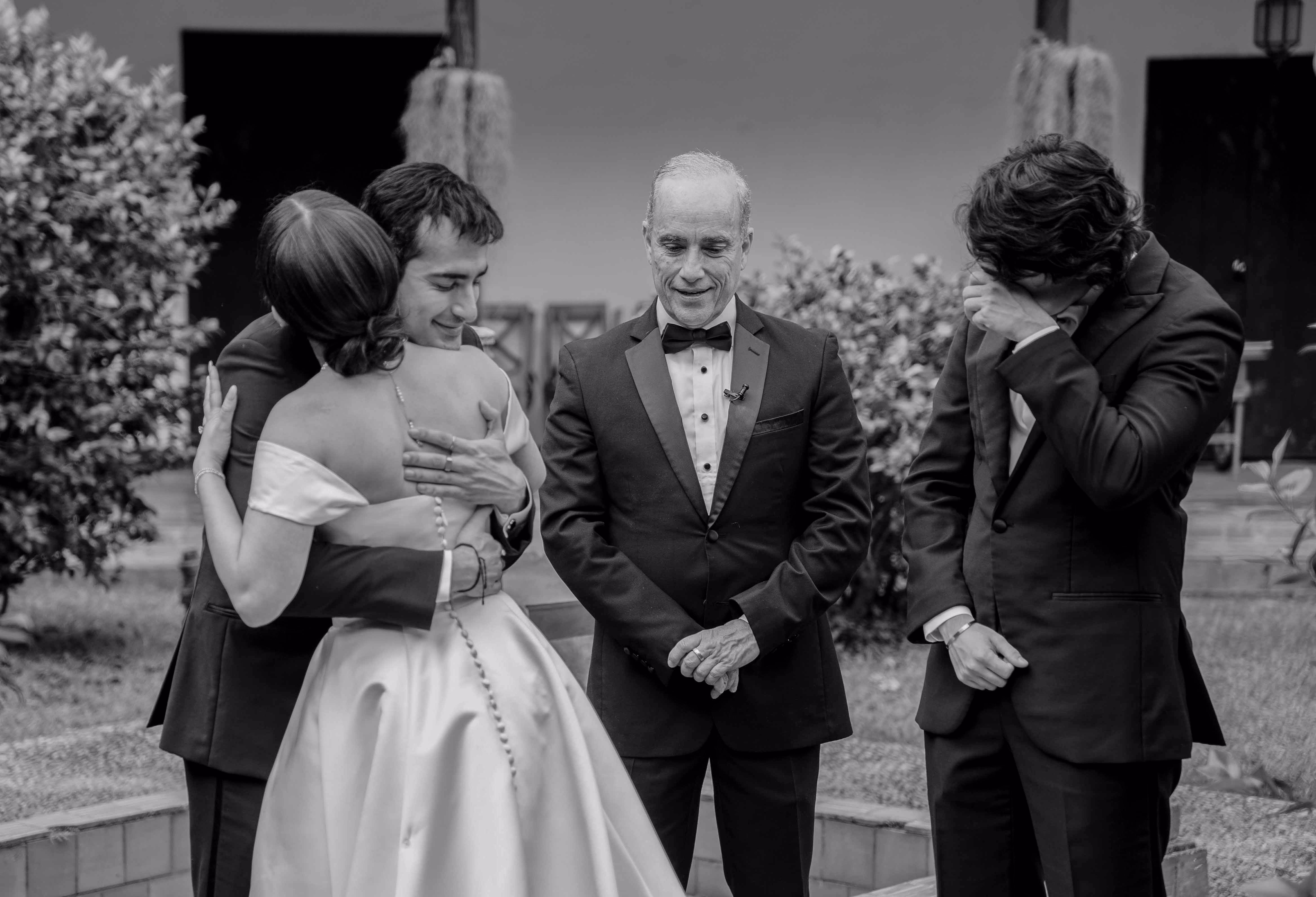 Abrazo familiar durante una ceremonia de boda