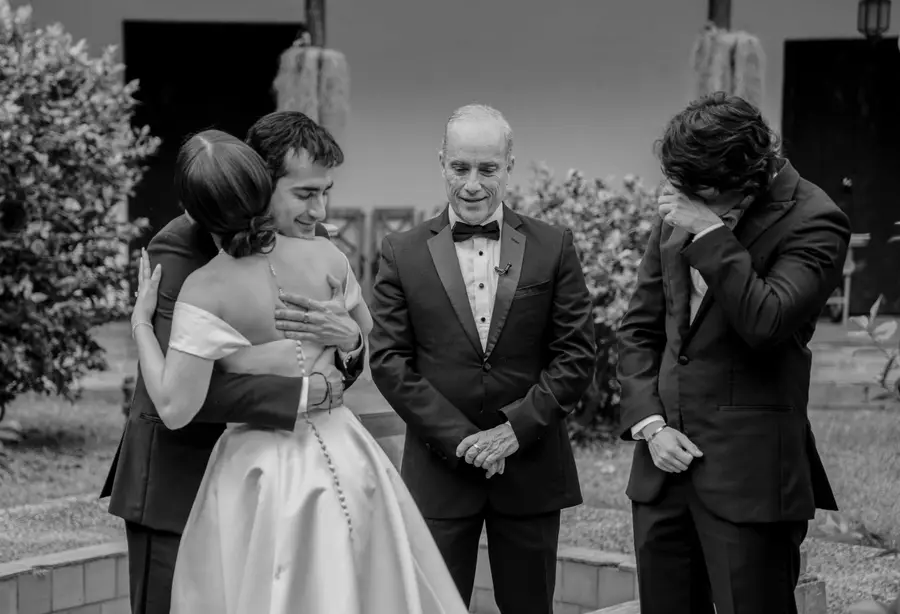 Abrazo familiar durante una ceremonia de boda