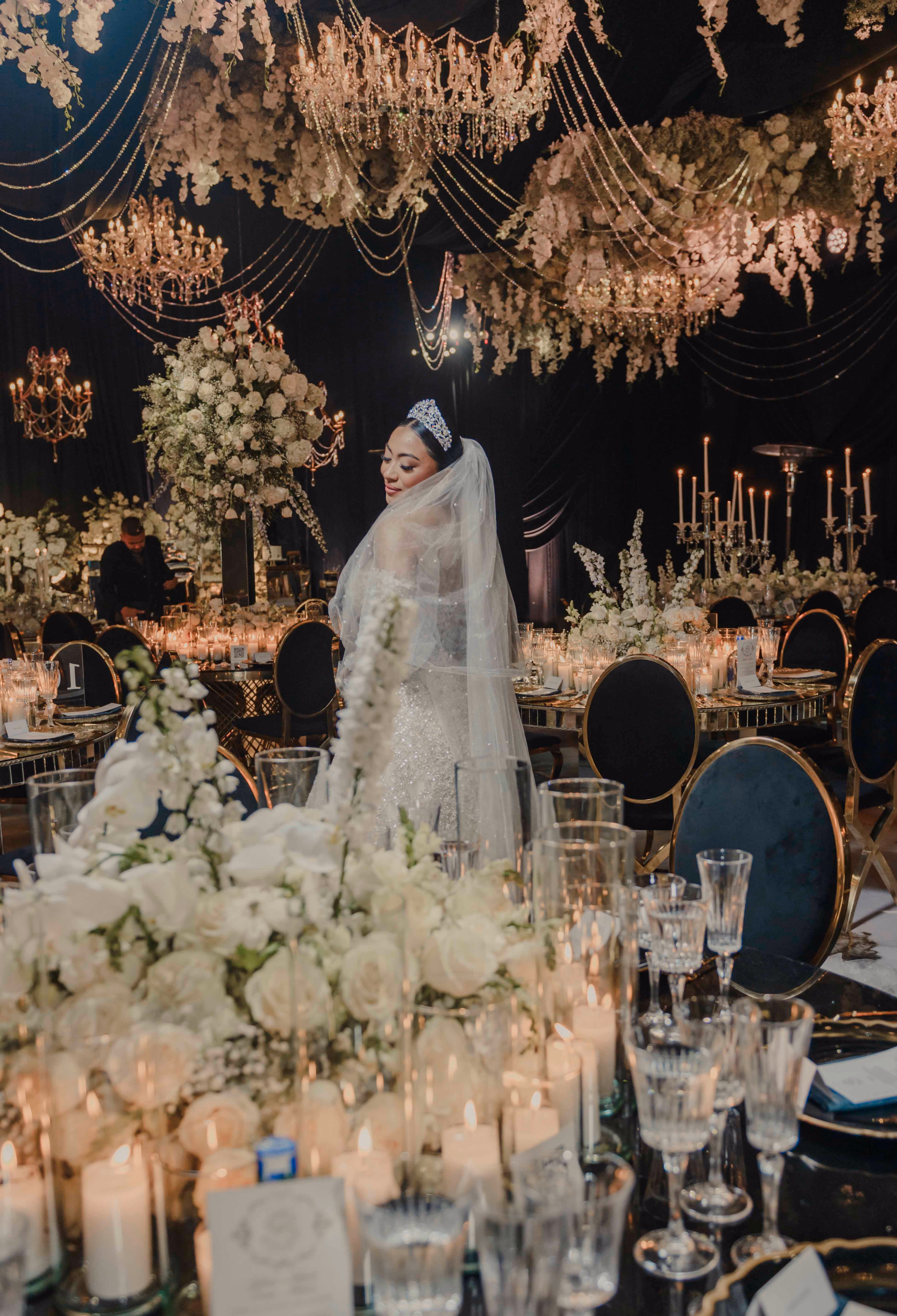 Novia en una recepción de flores y velas