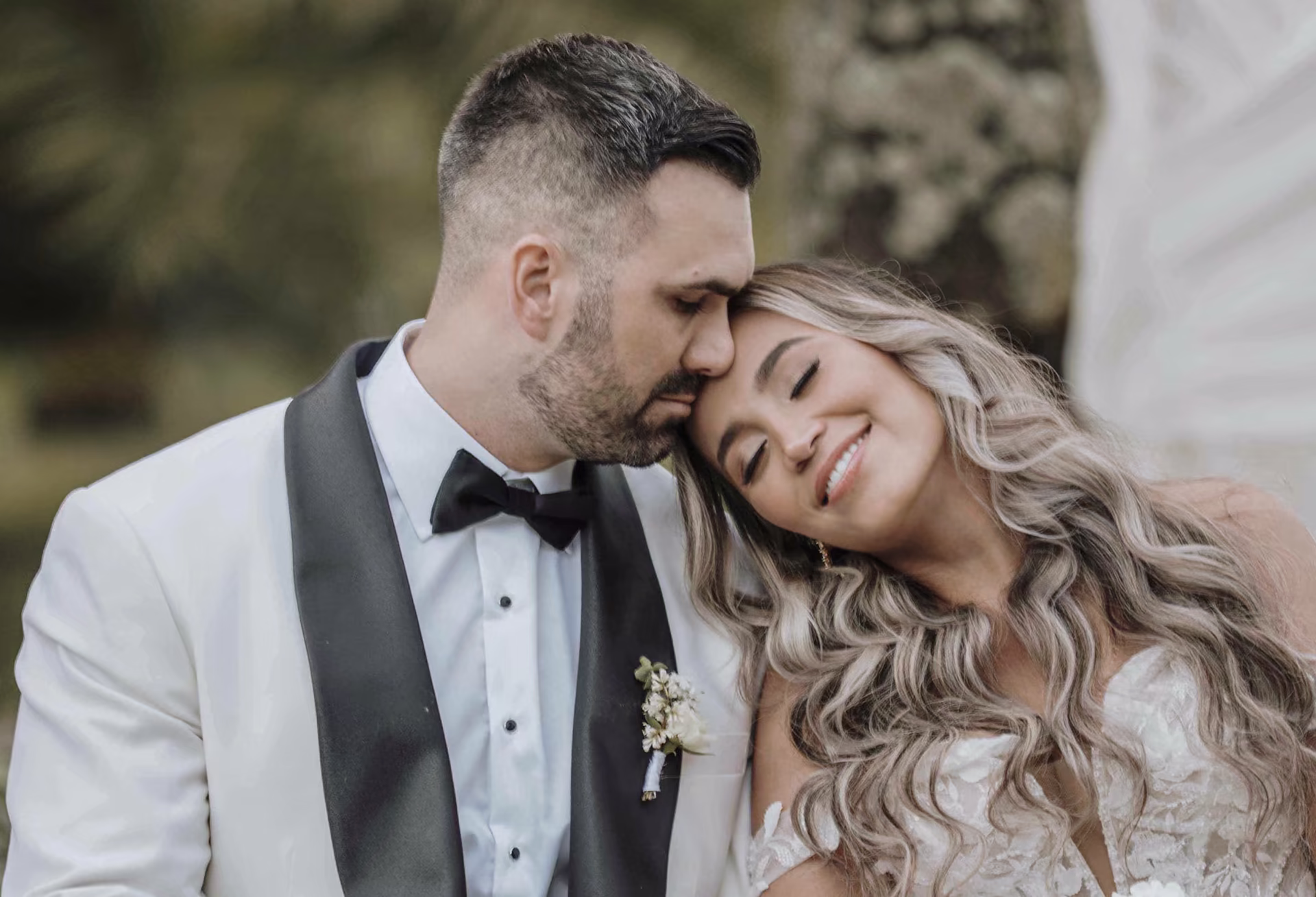 Novia bajo un velo iluminado con una mirada editorial